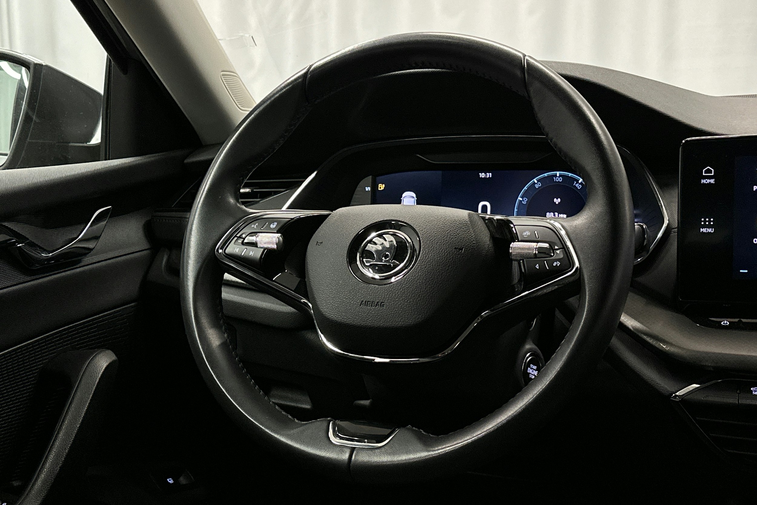 harmaa Skoda Octavia 2024 kuva 16.