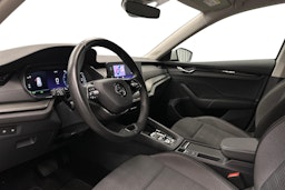 valkoinen Skoda Octavia 2024 kuva 7.