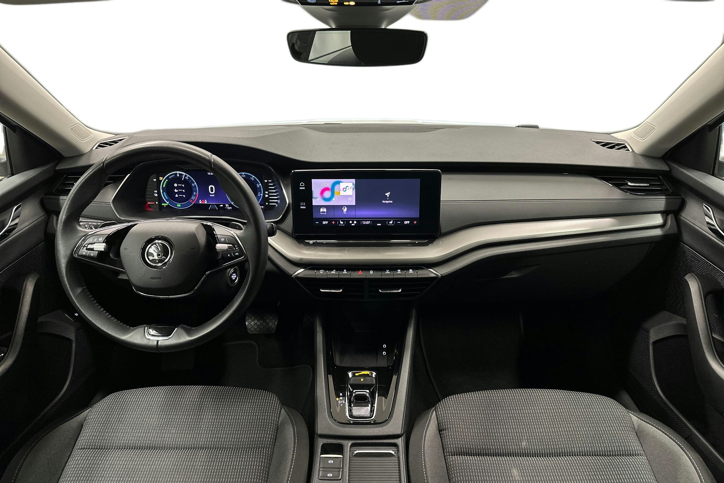 valkoinen Skoda Octavia 2024 kuva 9.