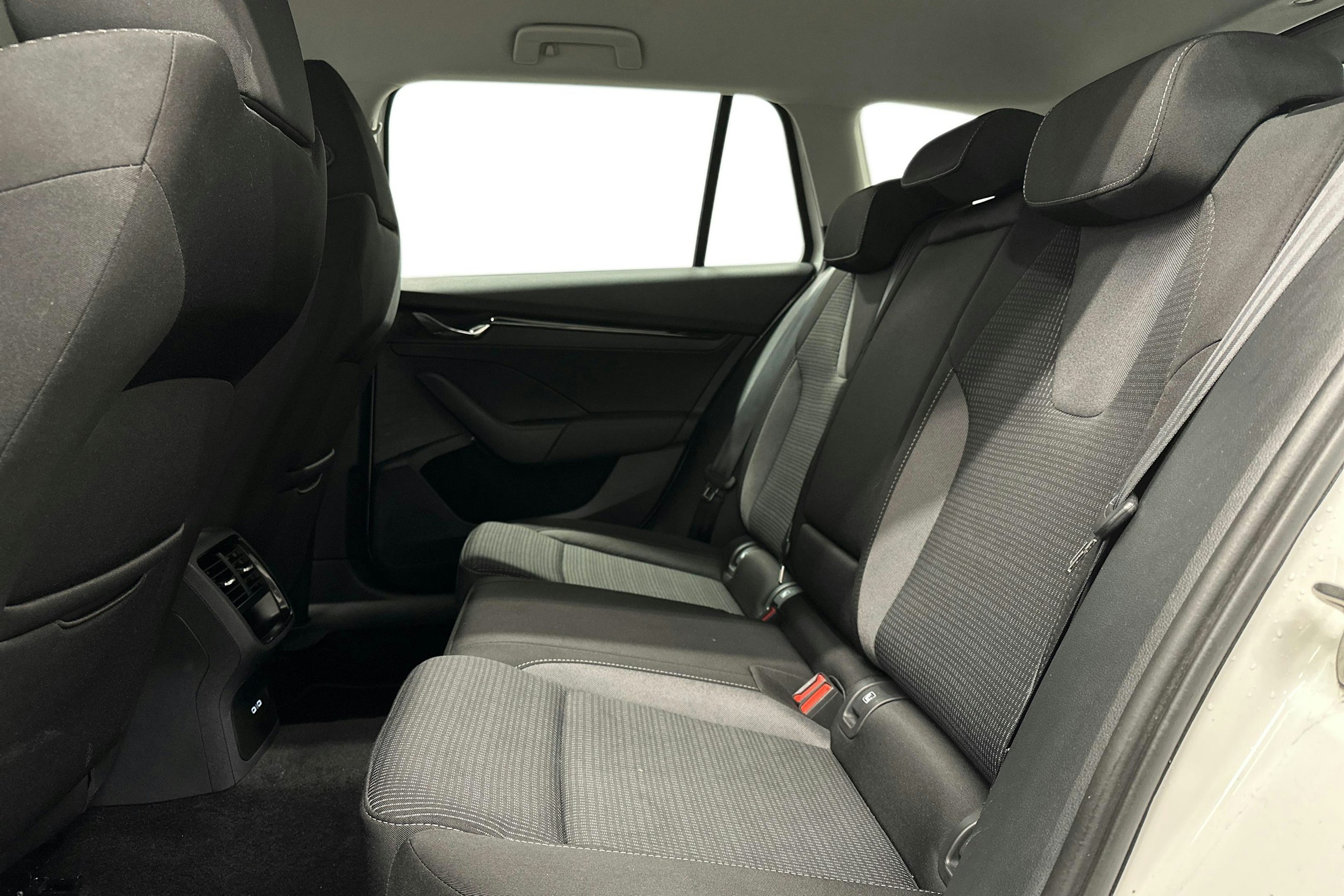 valkoinen Skoda Octavia 2024 kuva 10.