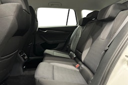 valkoinen Skoda Octavia 2024 kuva 10.