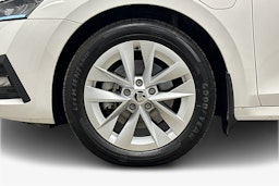 valkoinen Skoda Octavia 2024 kuva 11.