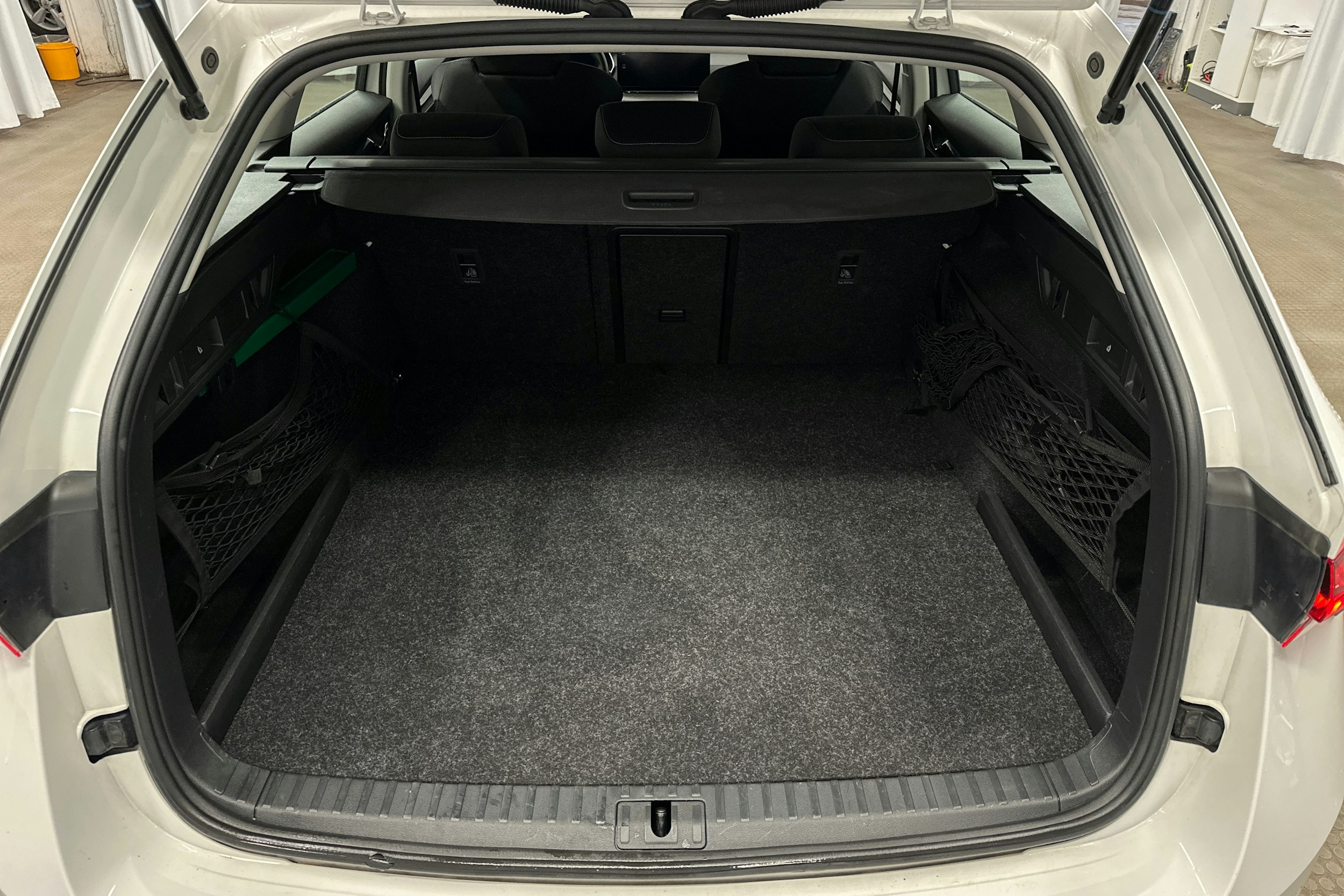 valkoinen Skoda Octavia 2024 kuva 14.