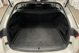 valkoinen Skoda Octavia 2024 kuva 14.