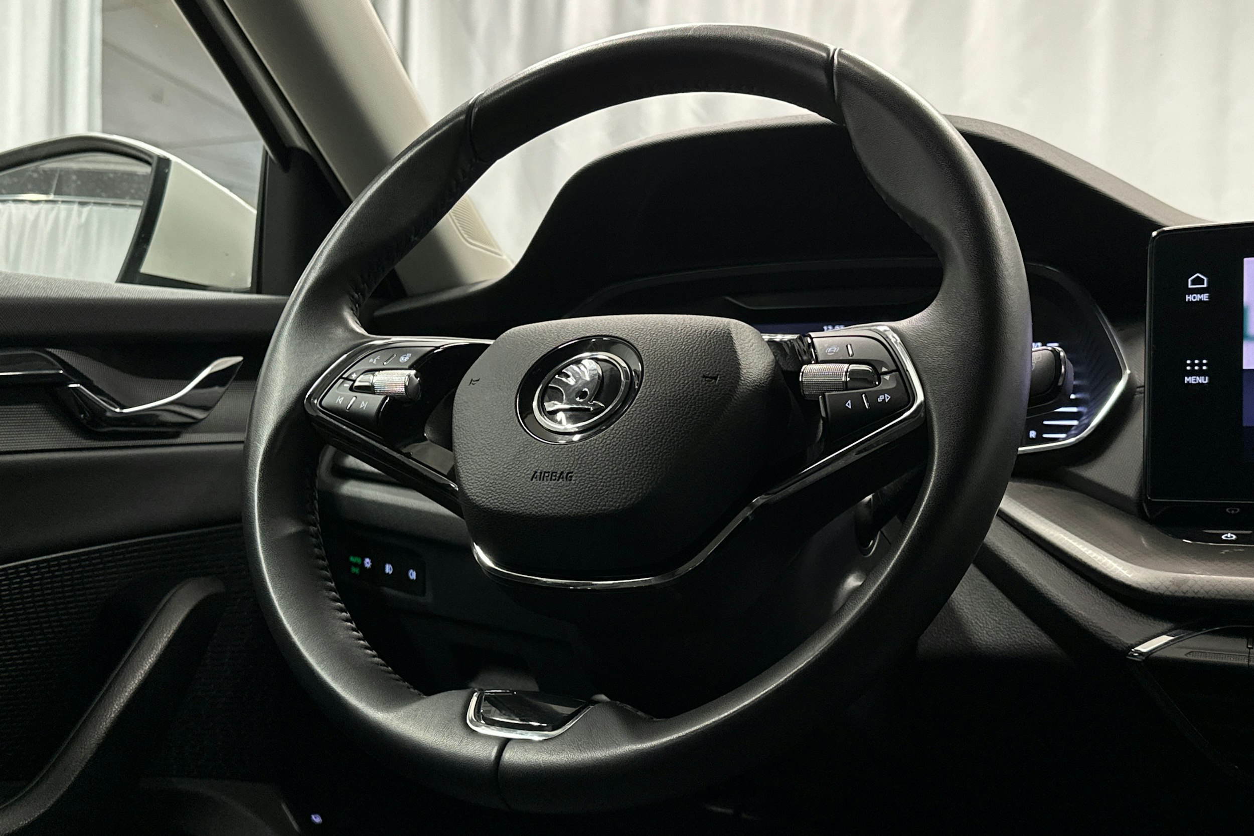 valkoinen Skoda Octavia 2024 kuva 16.