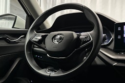 valkoinen Skoda Octavia 2024 kuva 16.