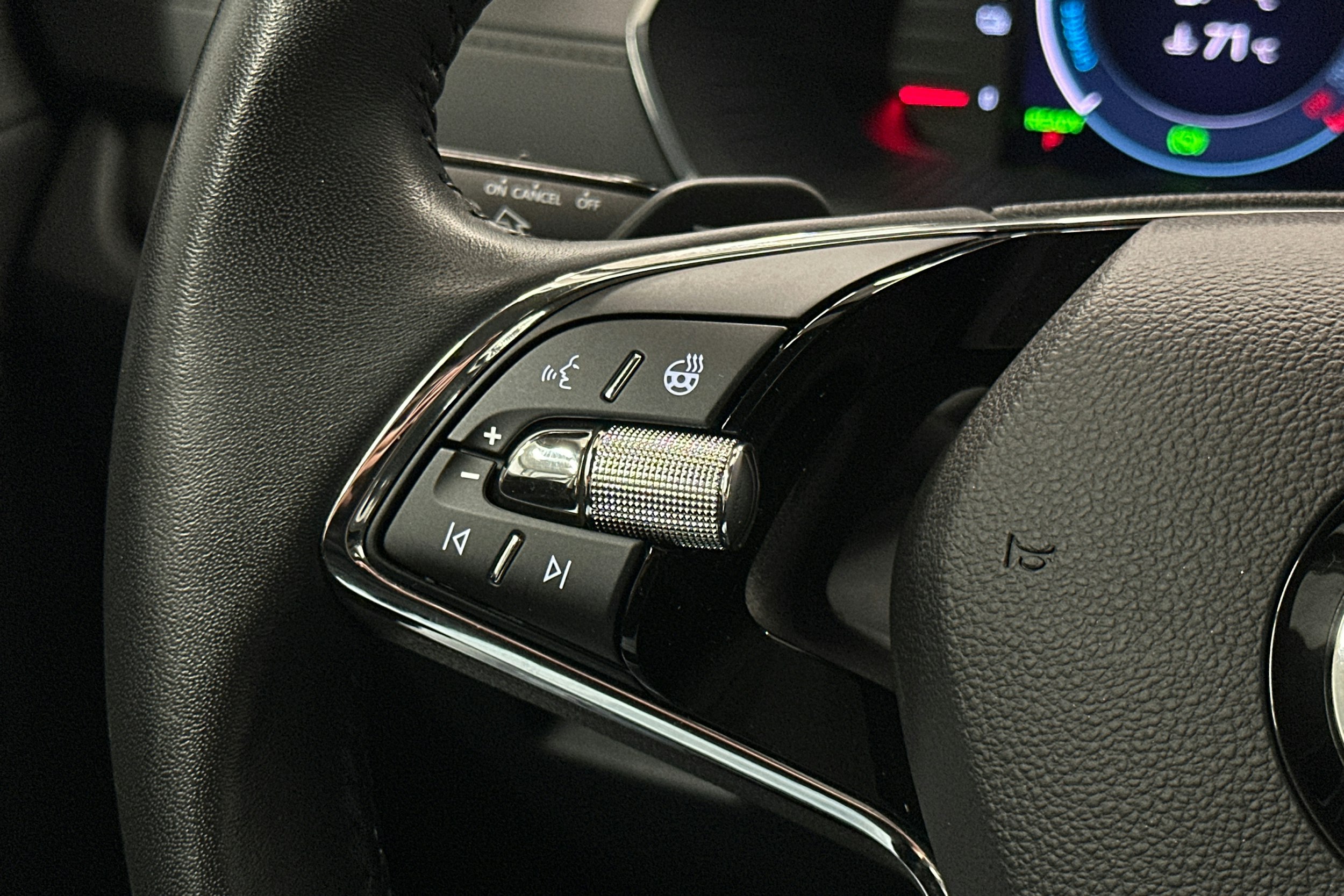 valkoinen Skoda Octavia 2024 kuva 17.