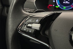 valkoinen Skoda Octavia 2024 kuva 17.