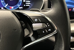 valkoinen Skoda Octavia 2024 kuva 18.