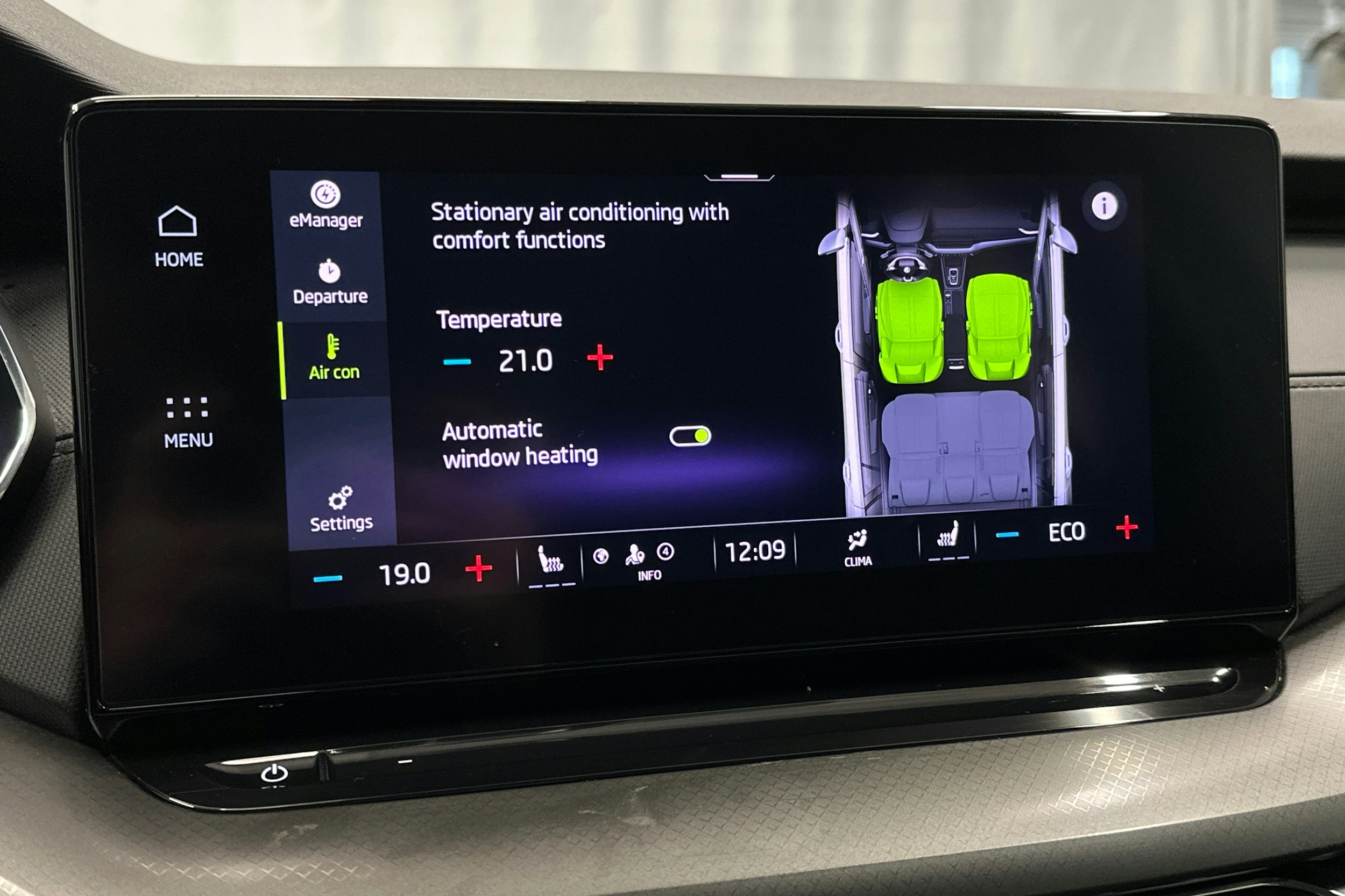 valkoinen Skoda Octavia 2024 kuva 21.