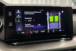 valkoinen Skoda Octavia 2024 kuva 21.