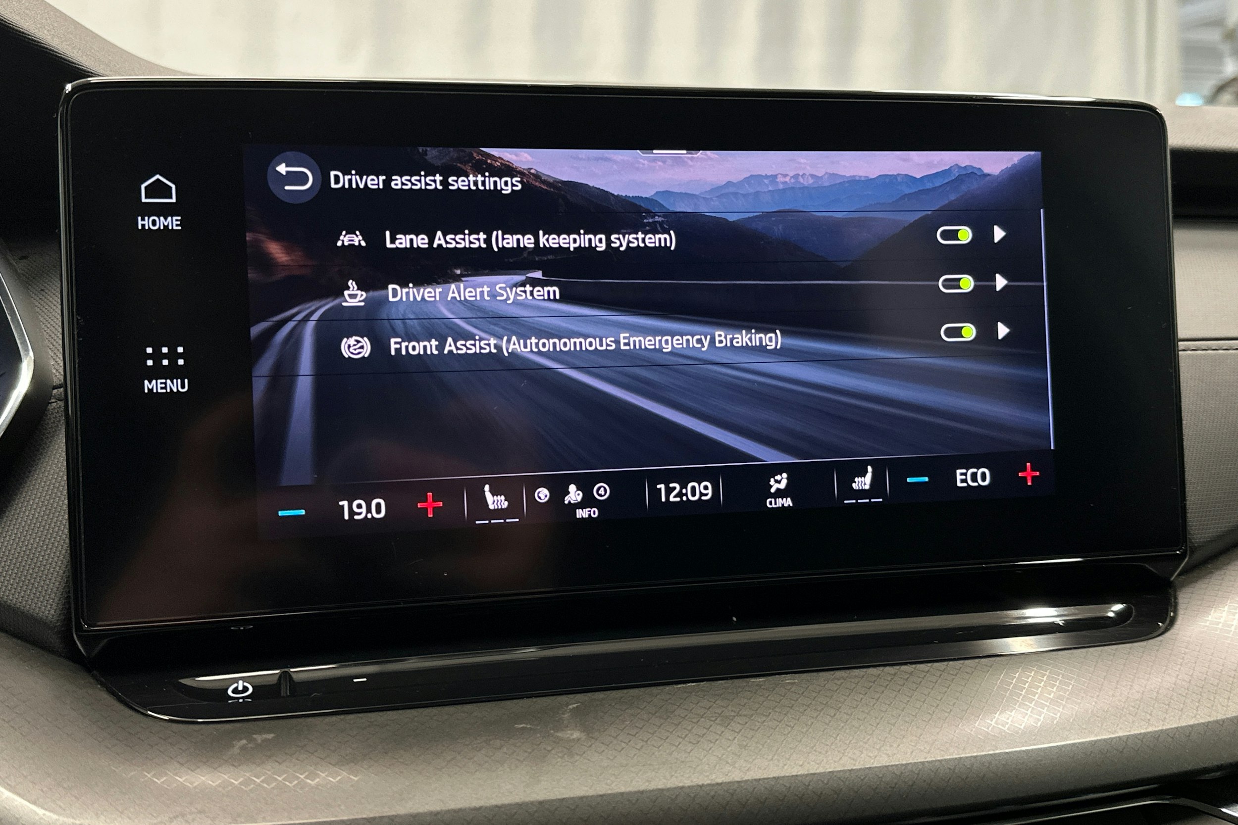 valkoinen Skoda Octavia 2024 kuva 23.