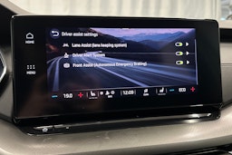 valkoinen Skoda Octavia 2024 kuva 23.