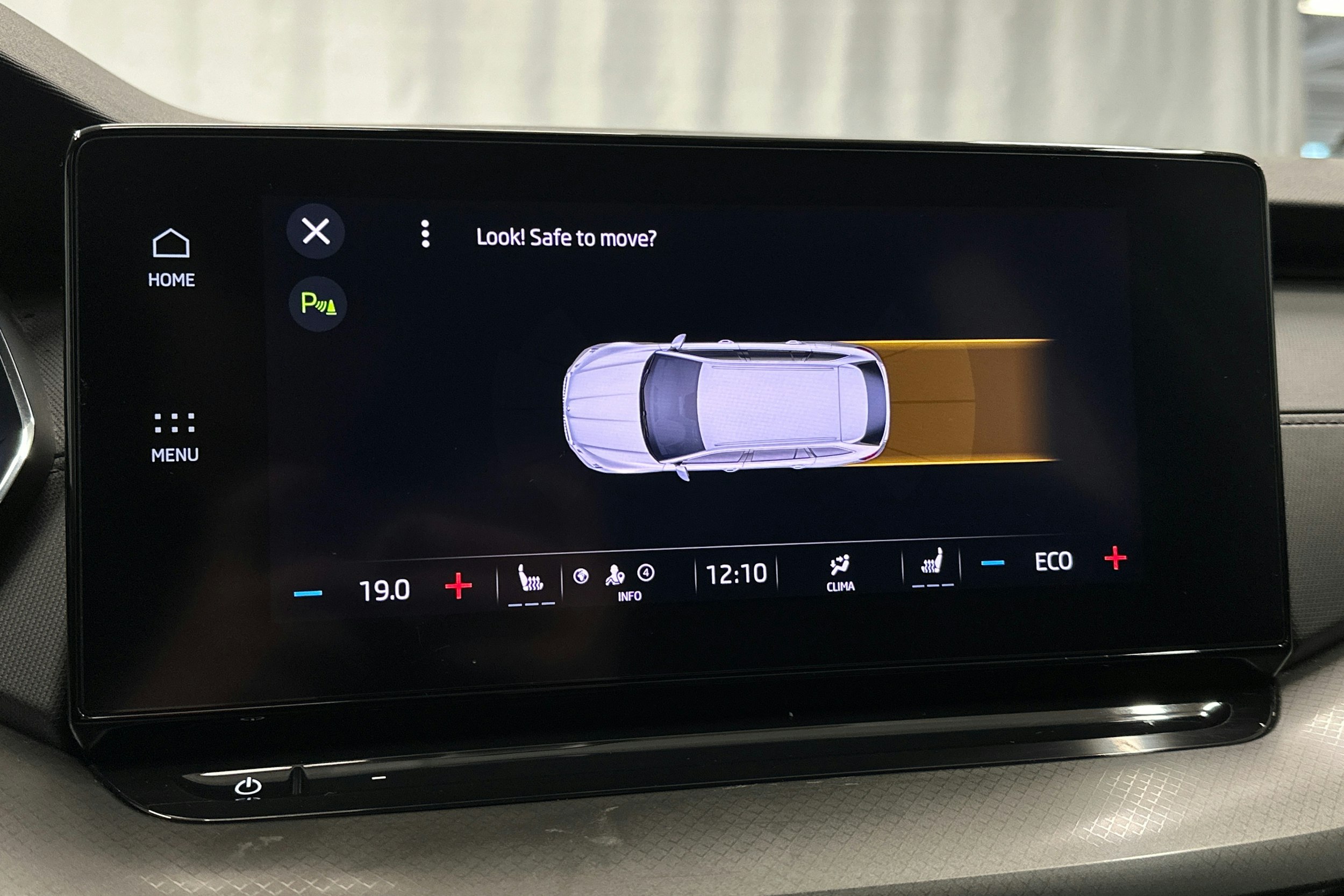 valkoinen Skoda Octavia 2024 kuva 24.