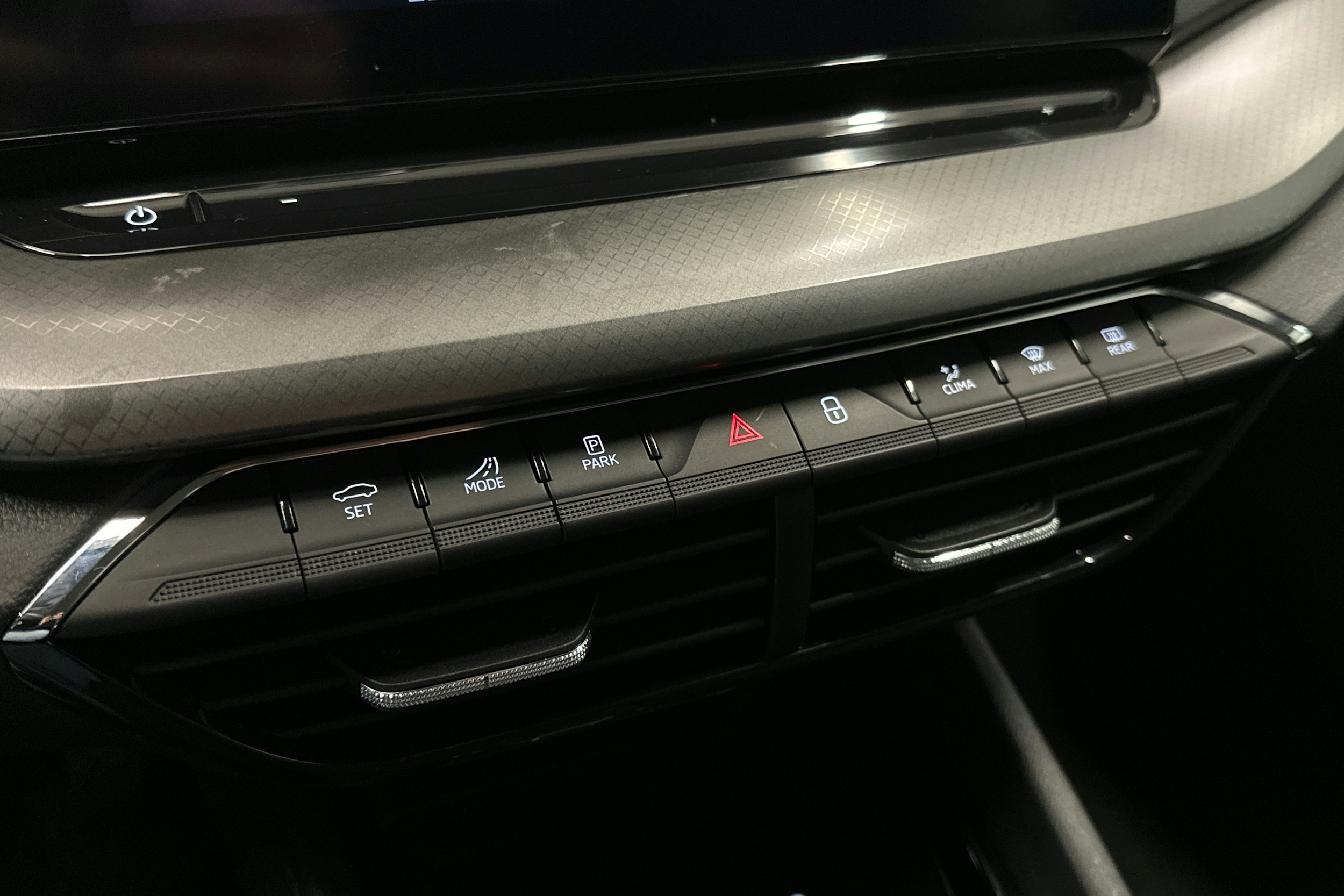 valkoinen Skoda Octavia 2024 kuva 25.