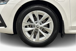 valkoinen Skoda Octavia 2024 kuva 9.