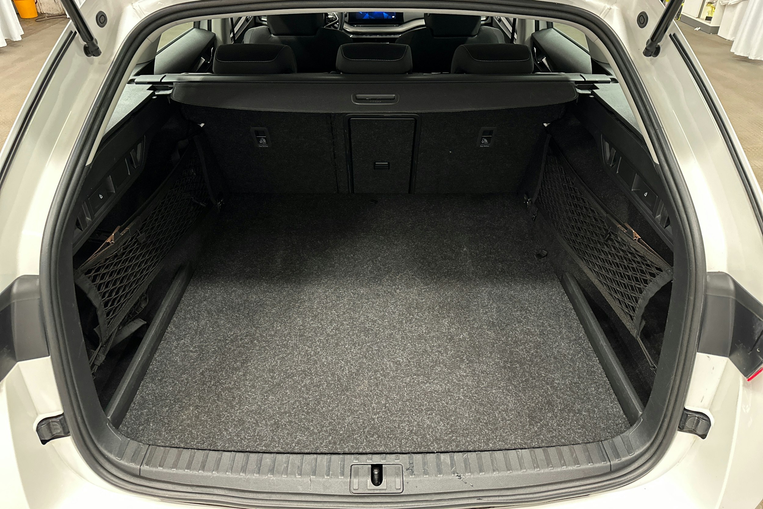 valkoinen Skoda Octavia 2024 kuva 11.