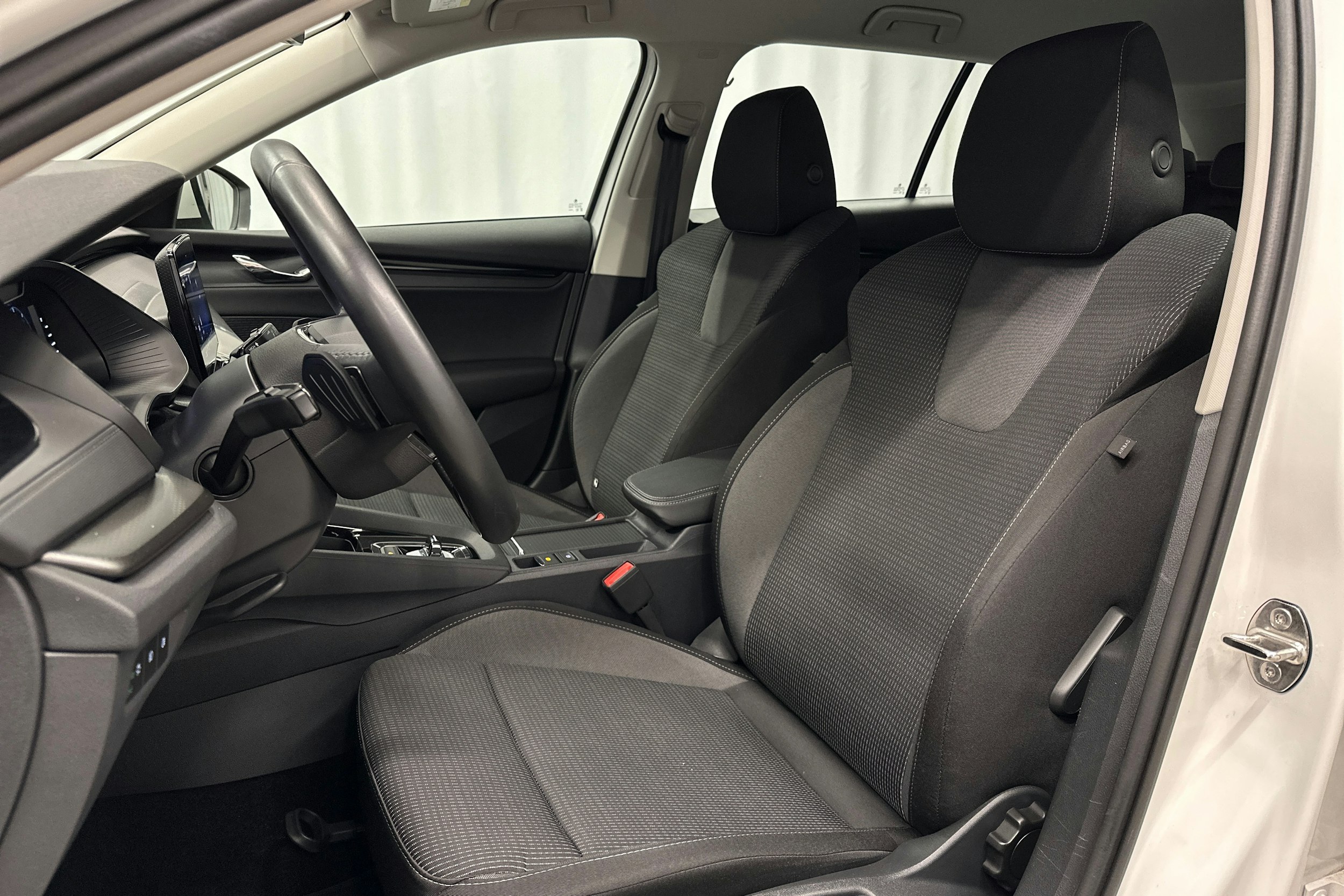 valkoinen Skoda Octavia 2024 kuva 12.