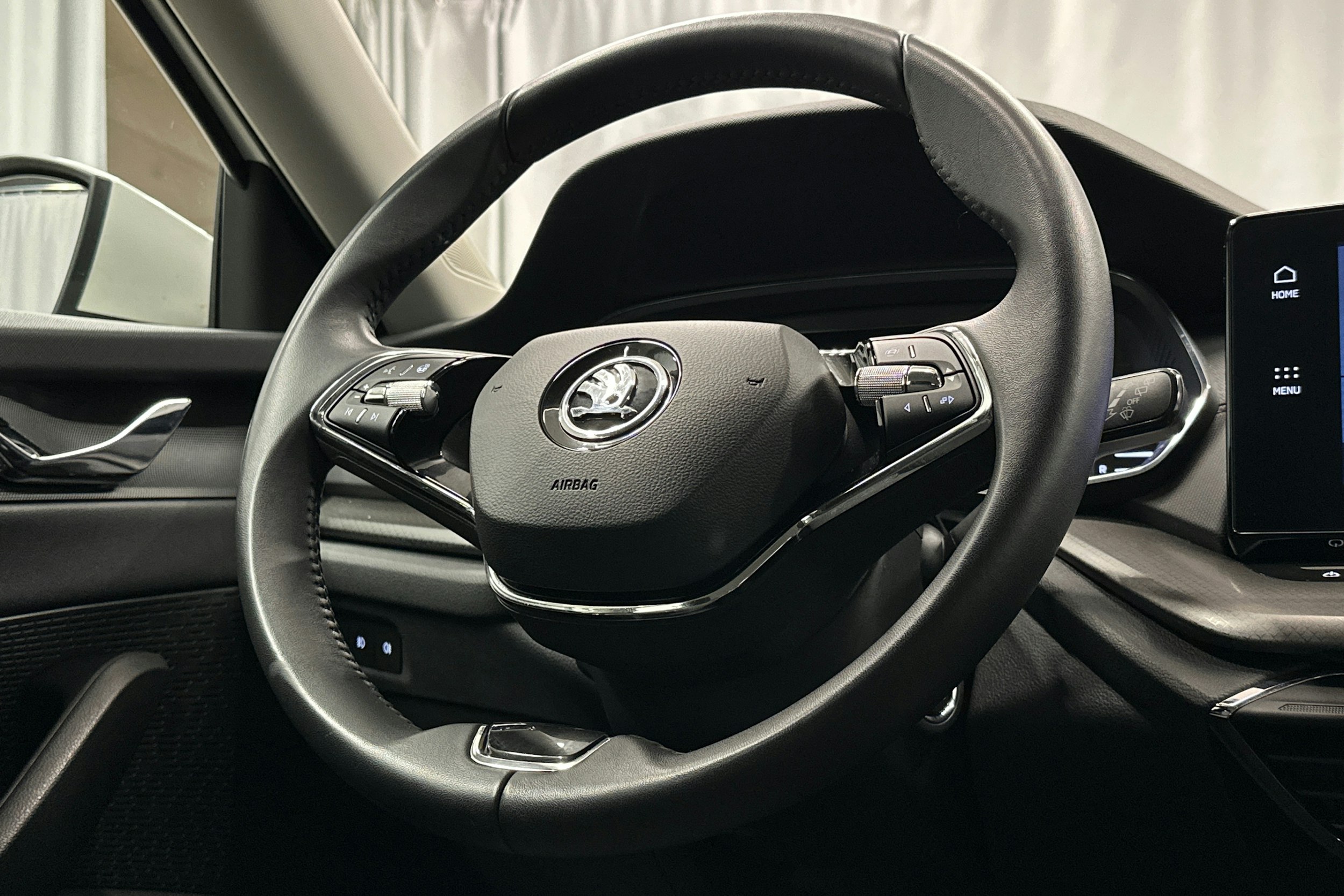 valkoinen Skoda Octavia 2024 kuva 13.