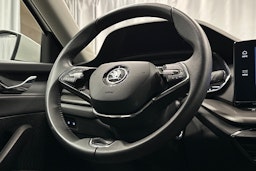 valkoinen Skoda Octavia 2024 kuva 13.