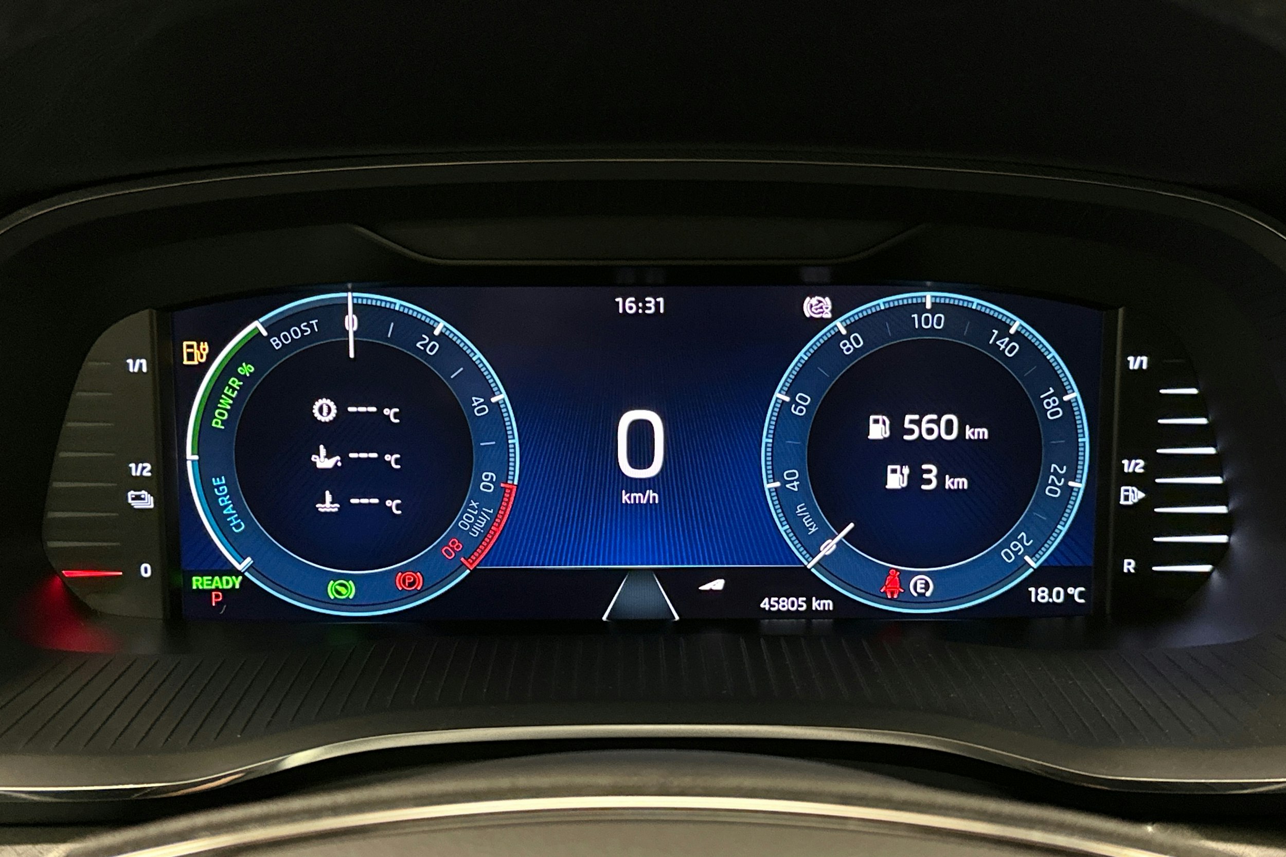 valkoinen Skoda Octavia 2024 kuva 17.