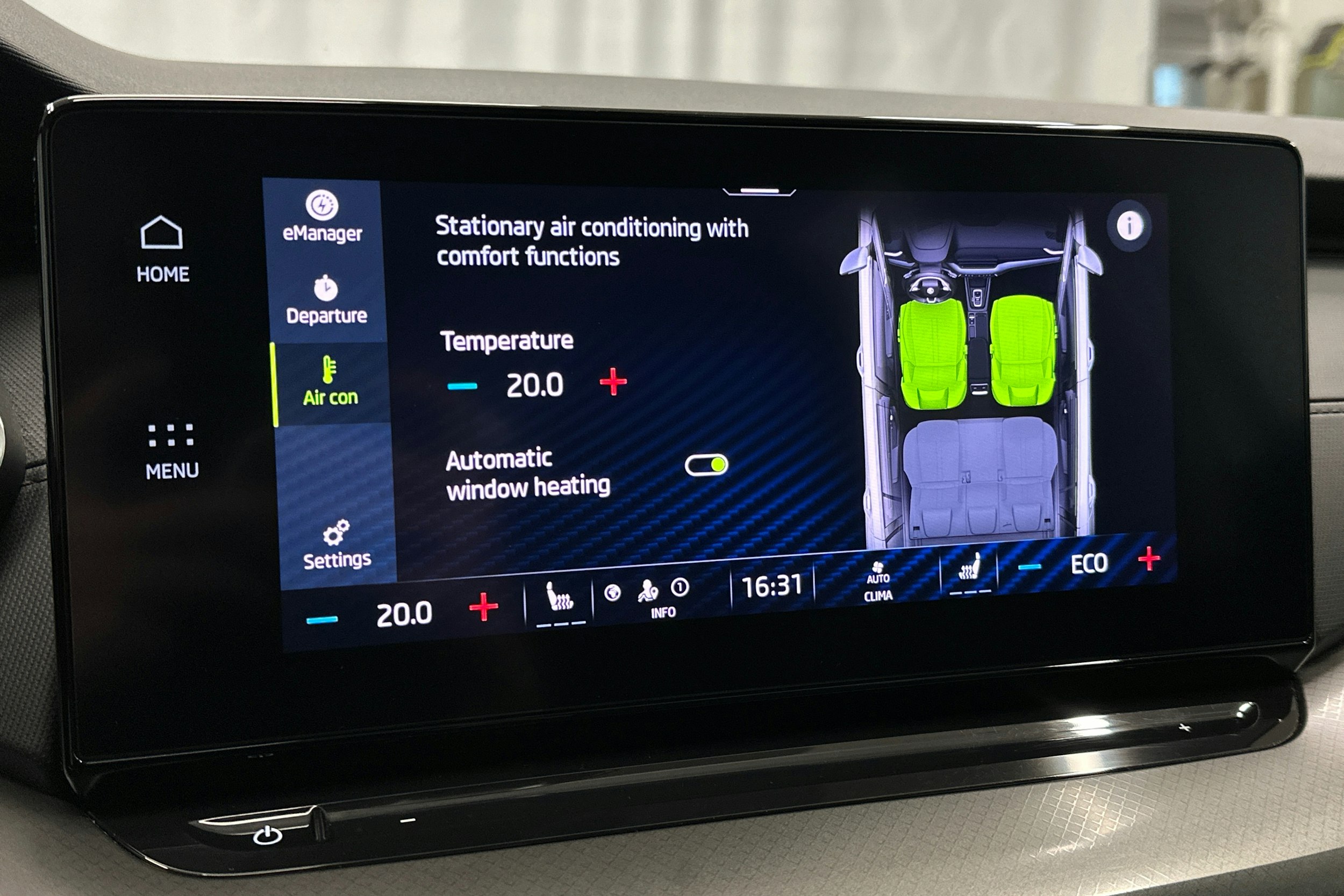 valkoinen Skoda Octavia 2024 kuva 18.