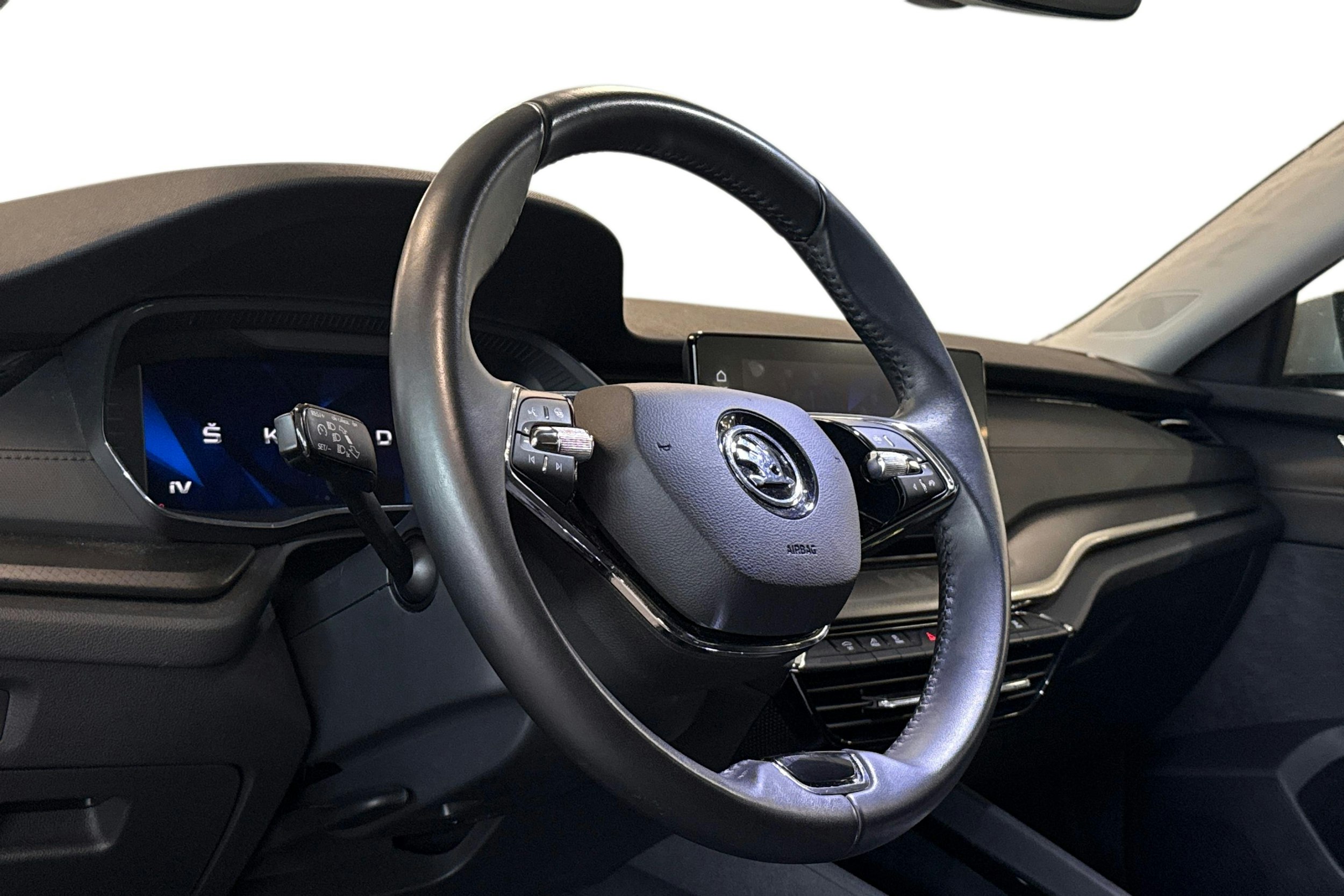 harmaa Skoda Octavia 2024 kuva 3.
