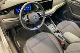 harmaa Skoda Octavia 2024 kuva 6.
