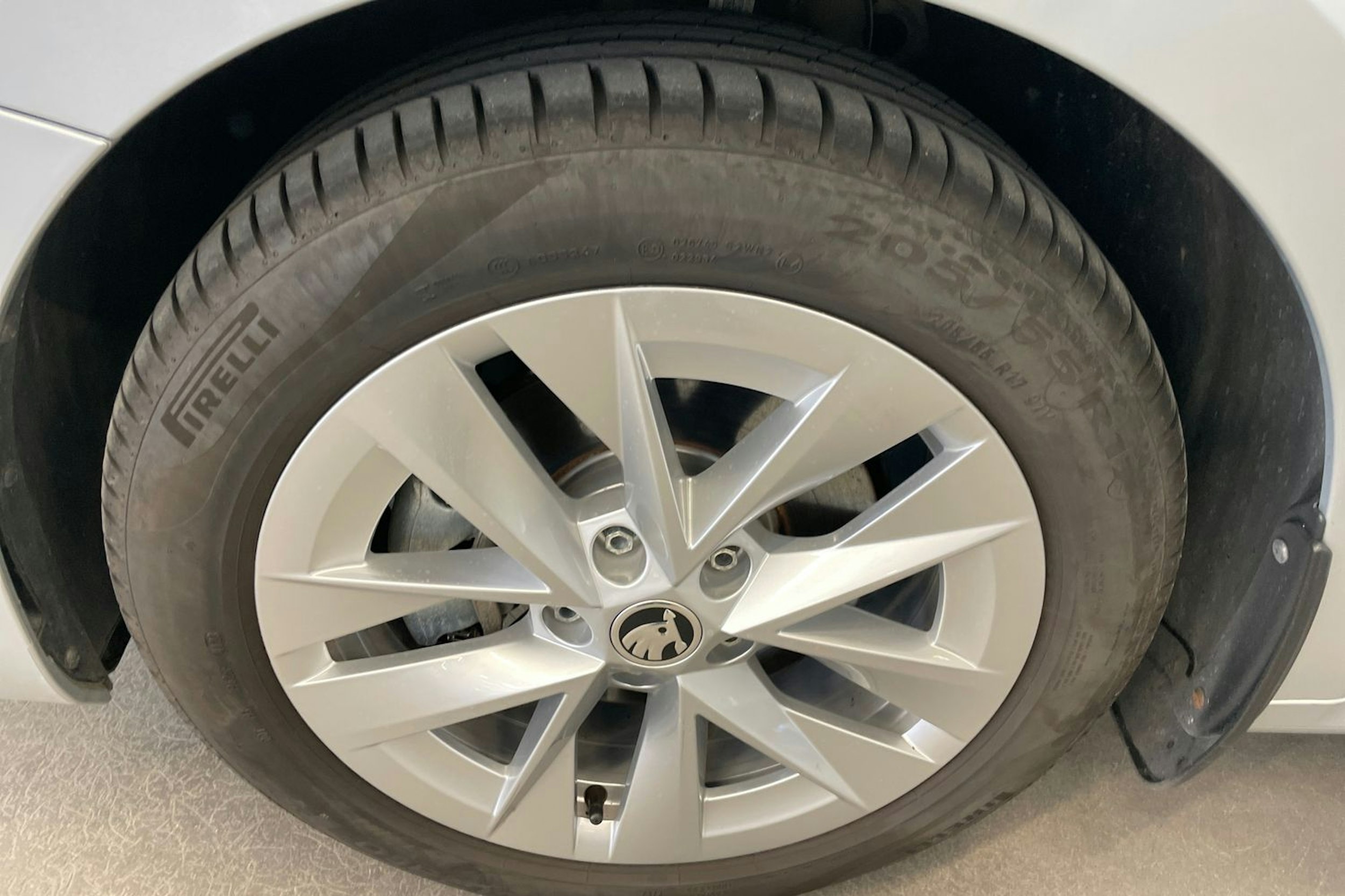 harmaa Skoda Octavia 2024 kuva 9.