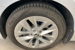harmaa Skoda Octavia 2024 kuva 9.