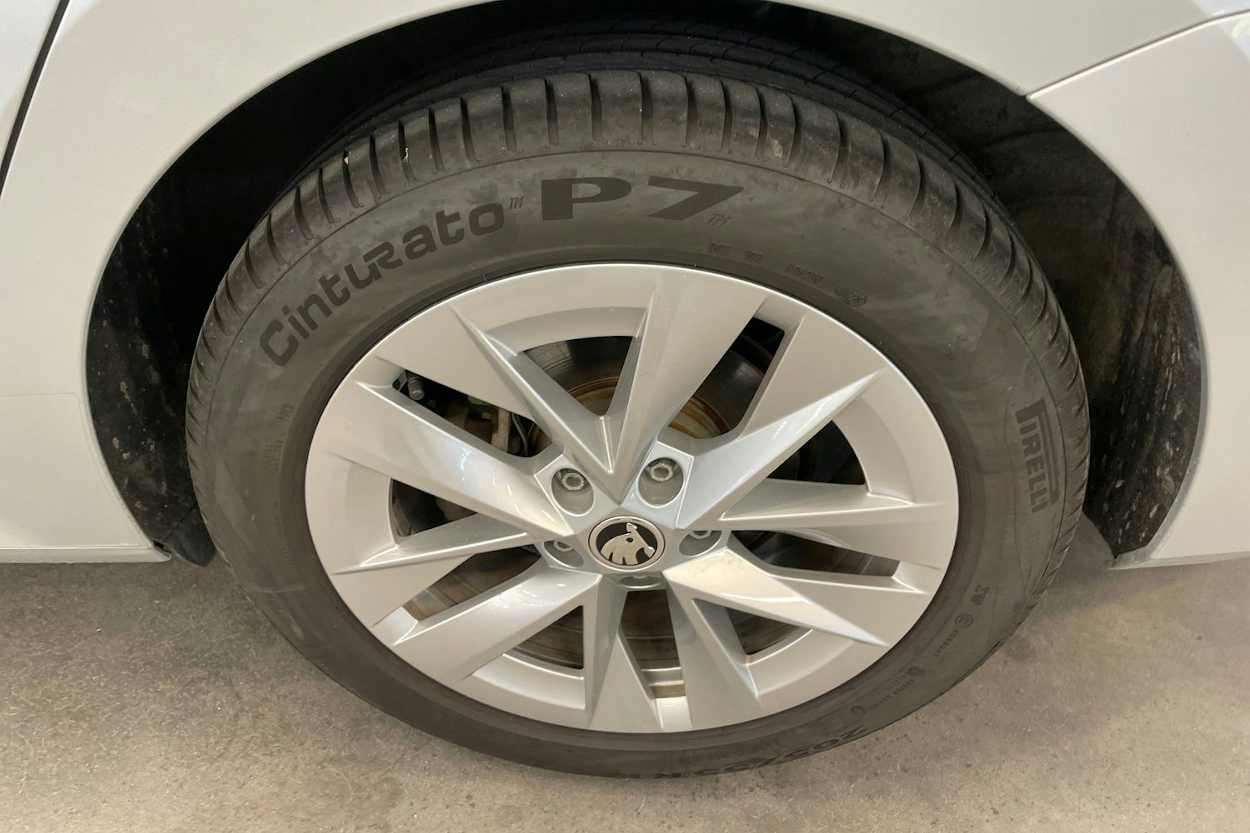 harmaa Skoda Octavia 2024 kuva 10.