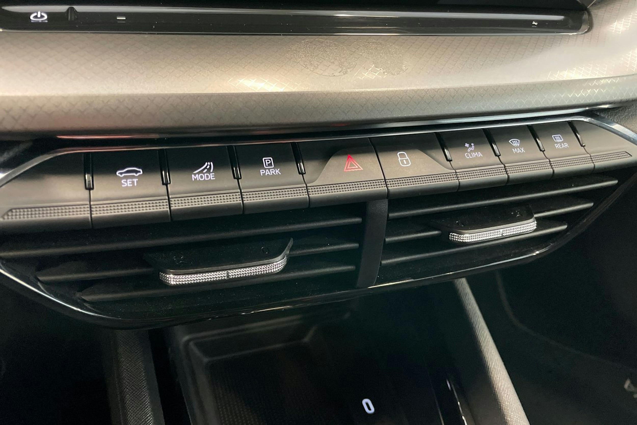 harmaa Skoda Octavia 2024 kuva 15.