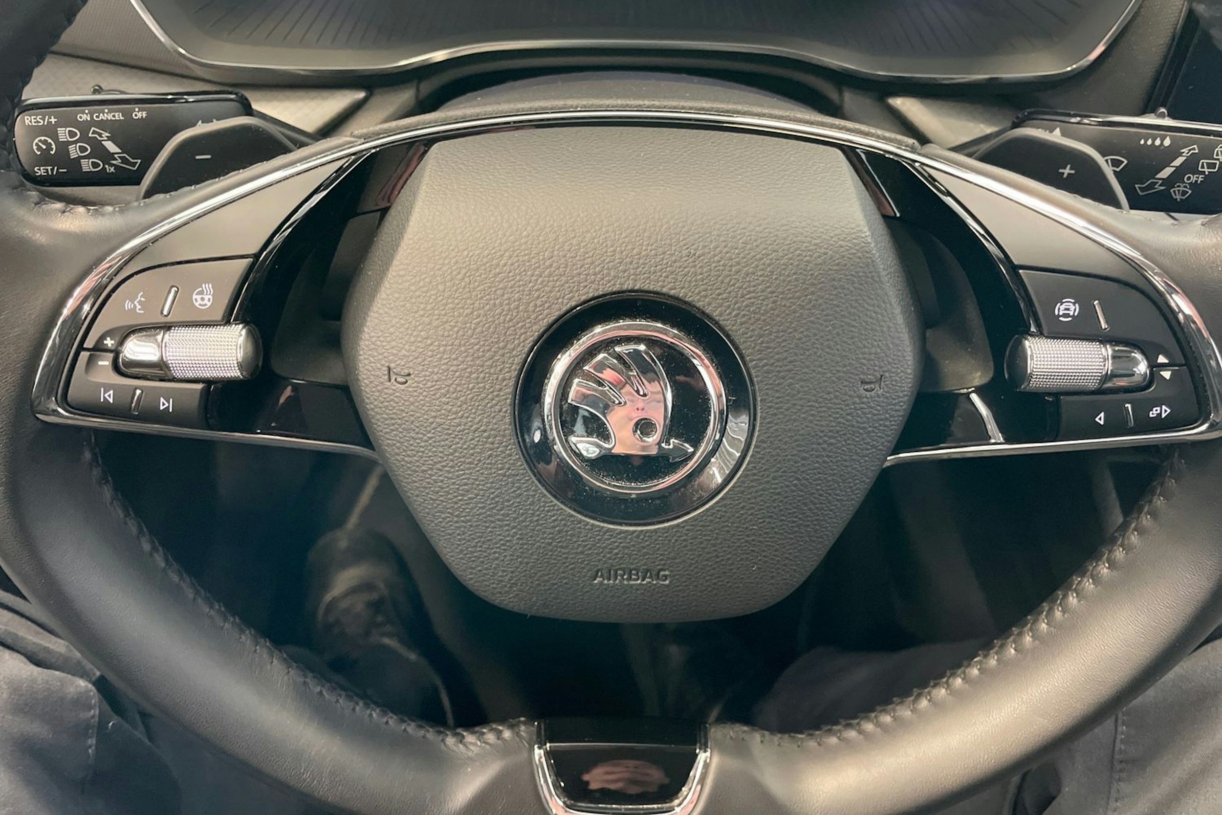 harmaa Skoda Octavia 2024 kuva 21.