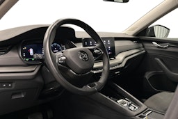 harmaa Skoda Octavia 2024 kuva 7.