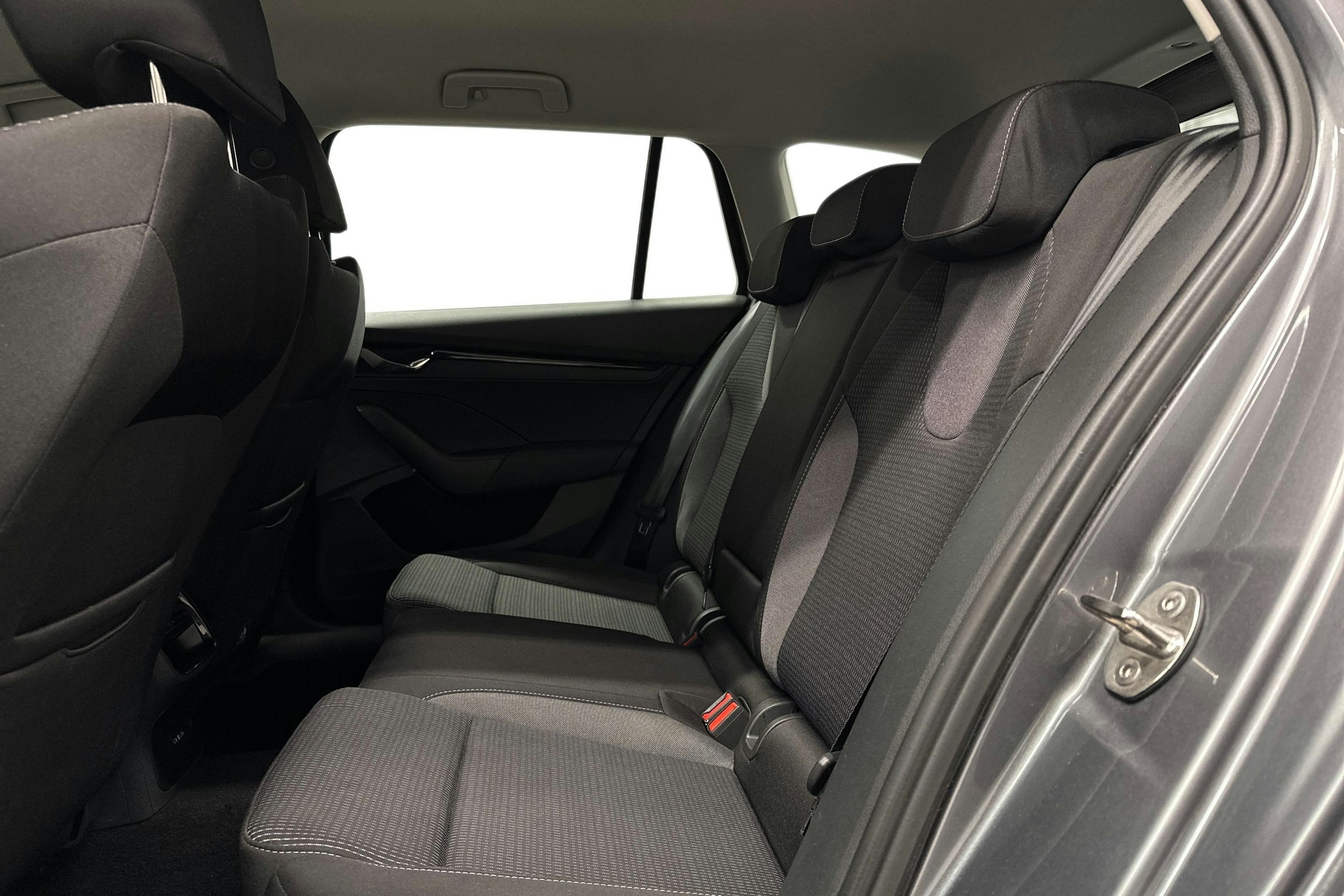 harmaa Skoda Octavia 2024 kuva 10.