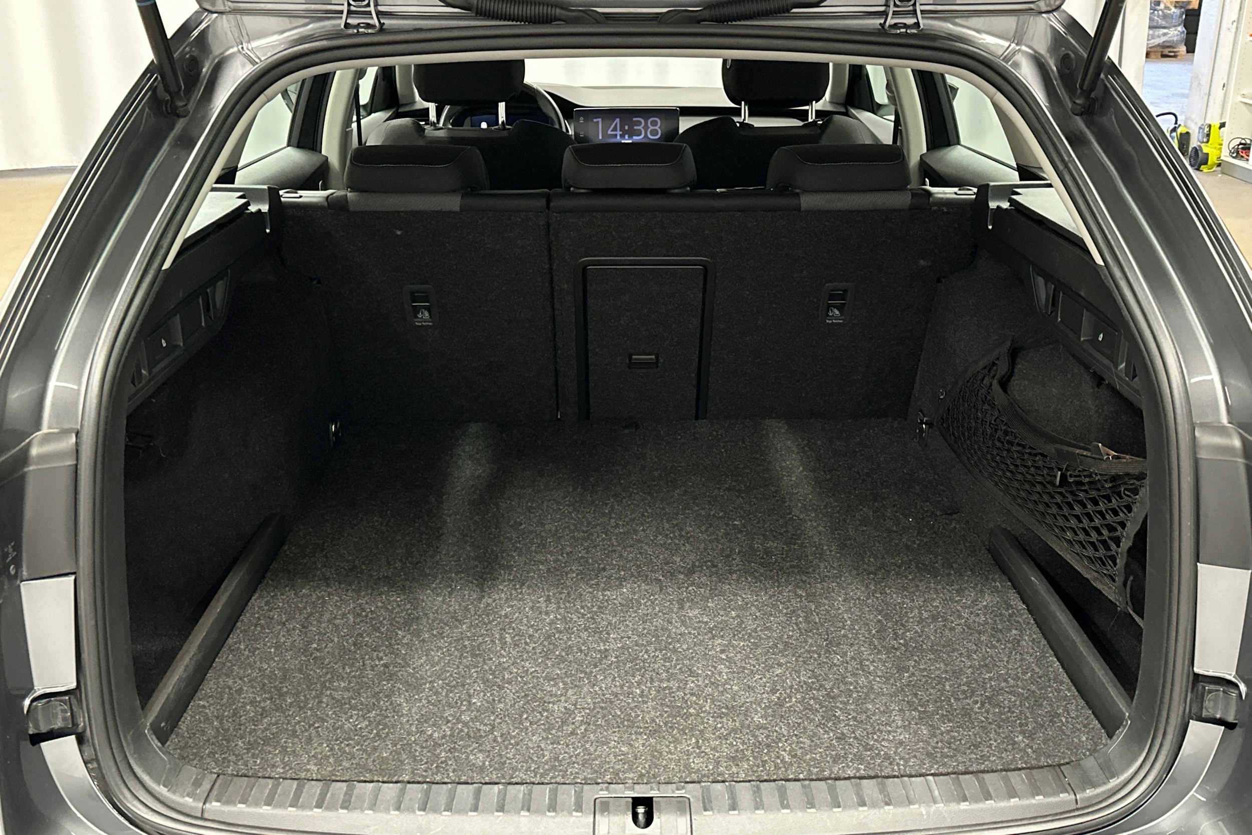 harmaa Skoda Octavia 2024 kuva 14.
