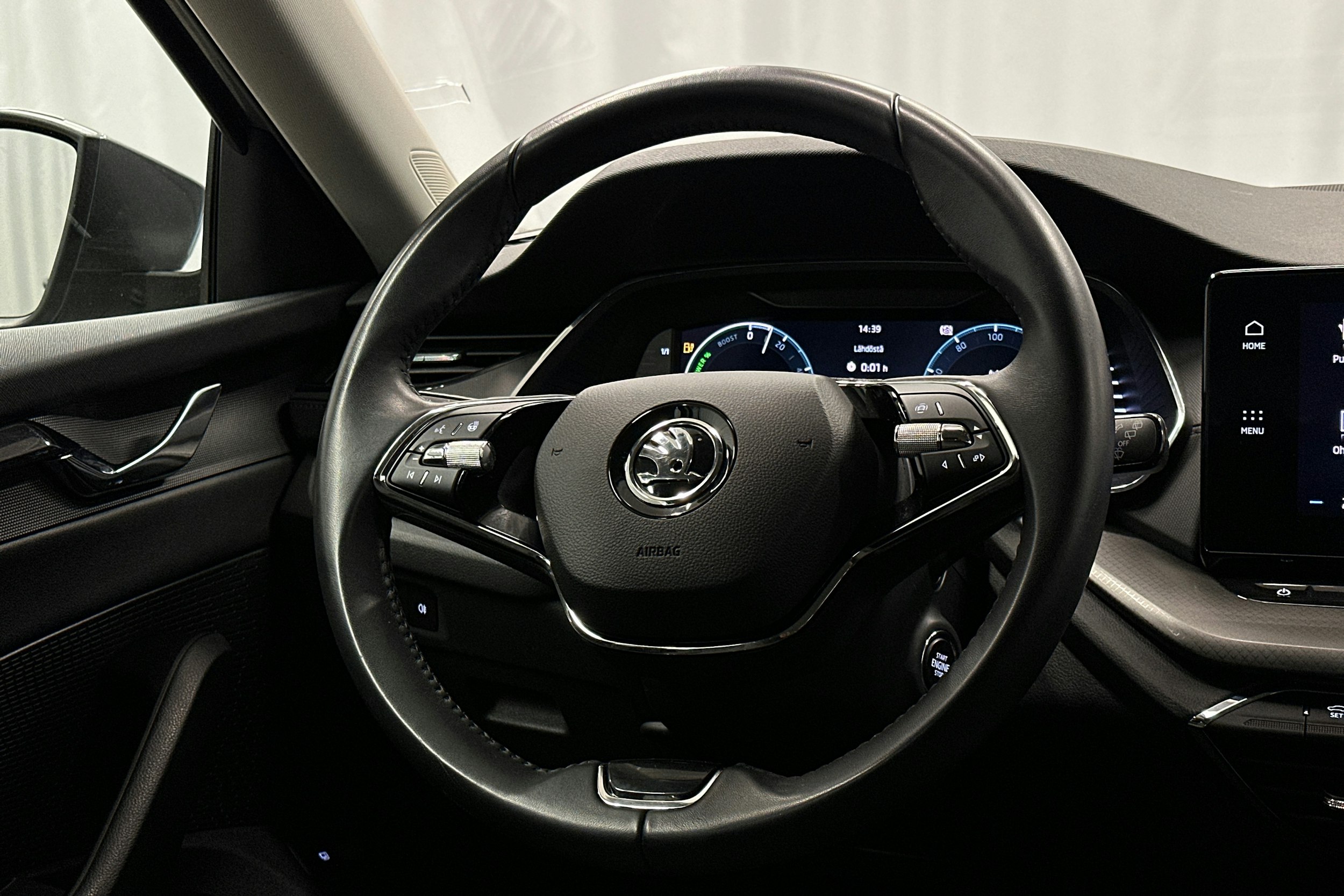 harmaa Skoda Octavia 2024 kuva 15.