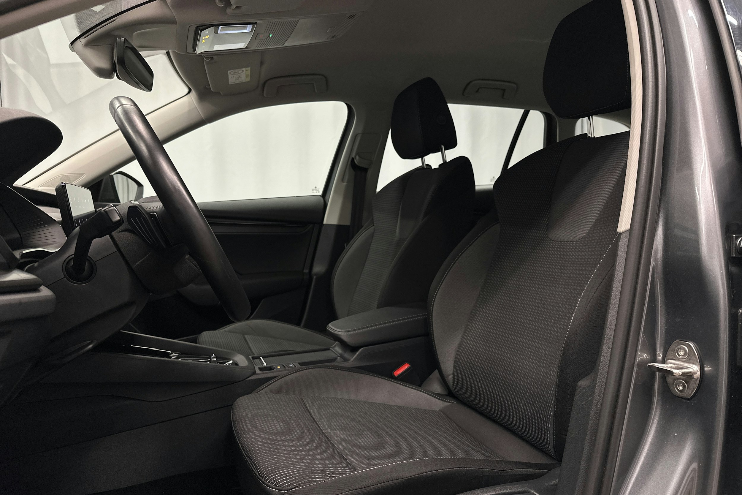 harmaa Skoda Octavia 2024 kuva 16.