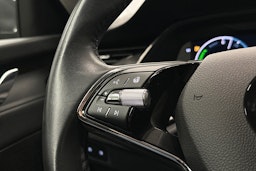 harmaa Skoda Octavia 2024 kuva 18.