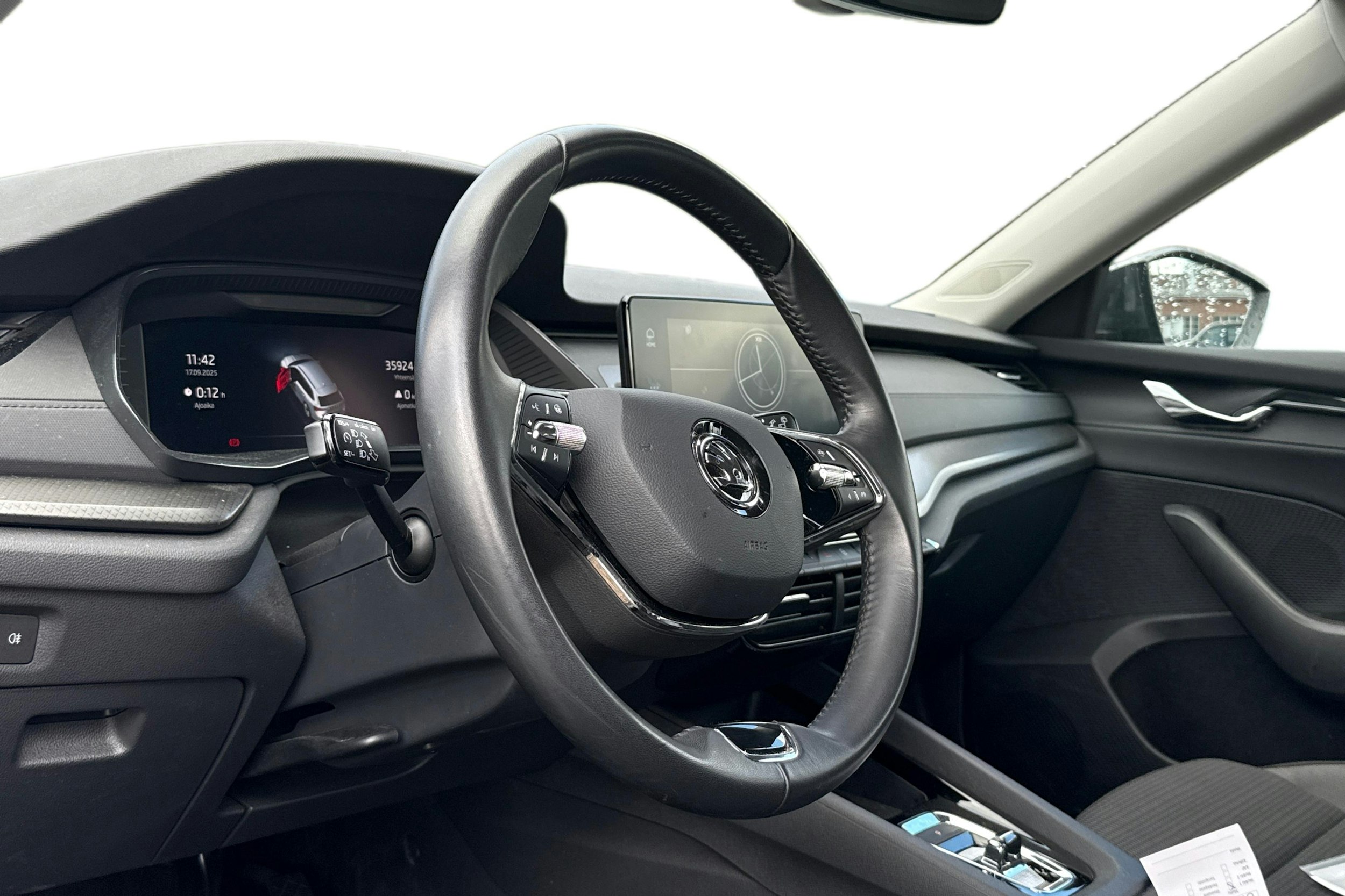 harmaa Skoda Octavia 2024 kuva 3.