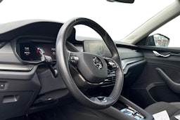 harmaa Skoda Octavia 2024 kuva 3.
