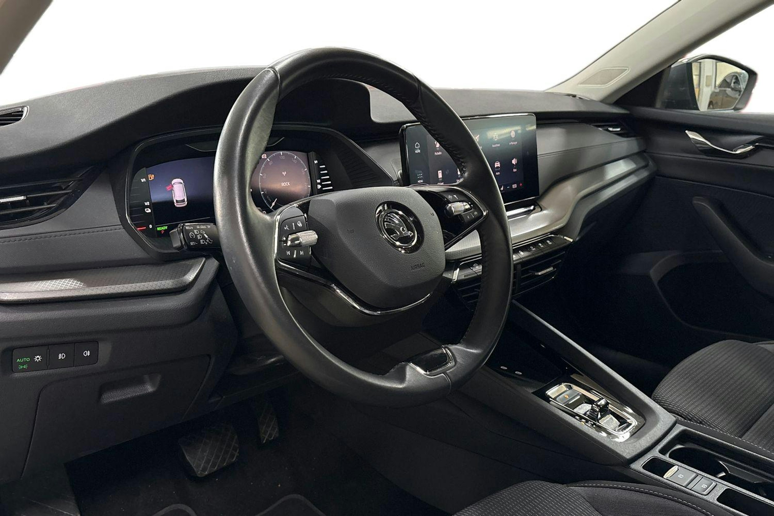 harmaa Skoda Octavia 2024 kuva 7.