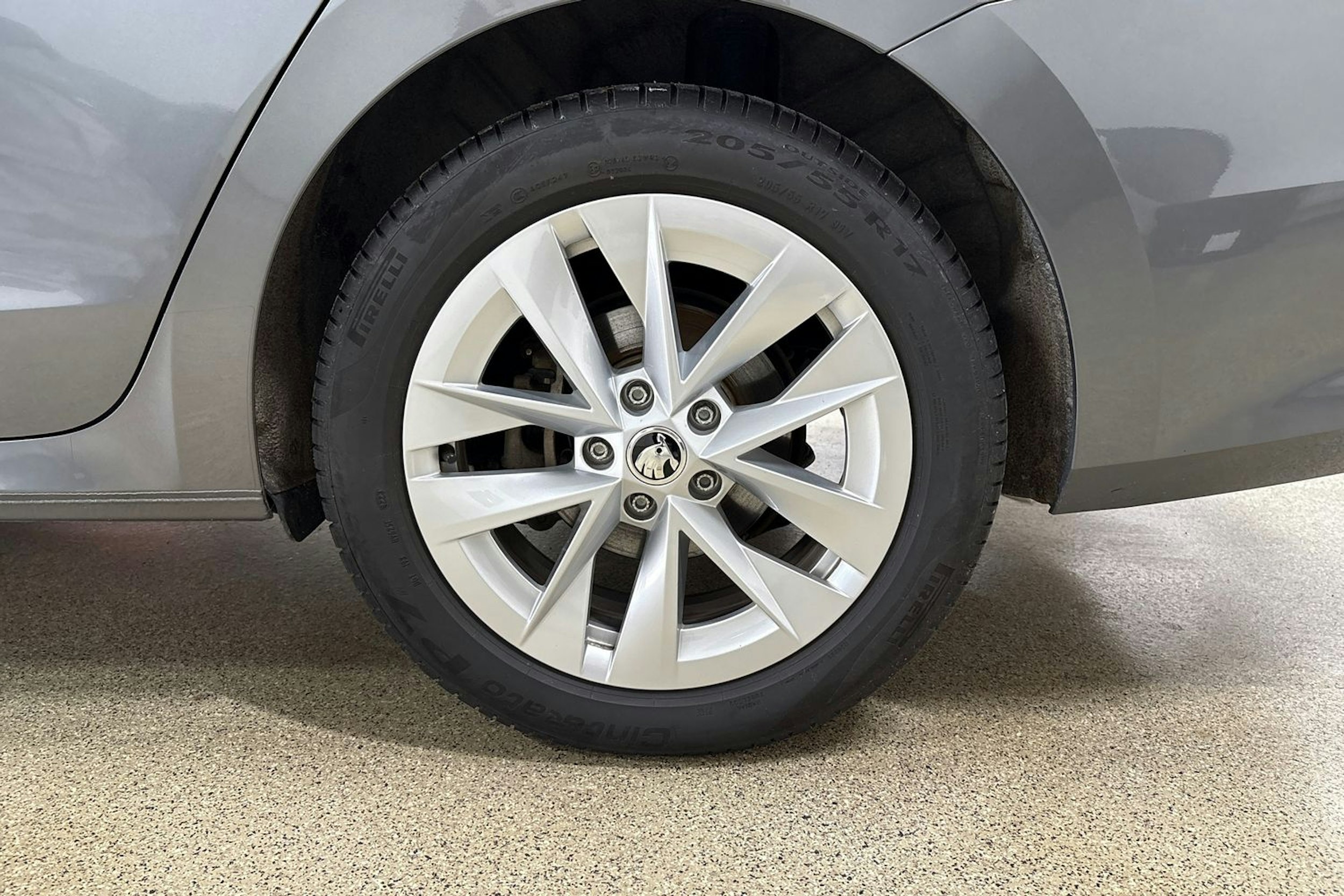 harmaa Skoda Octavia 2024 kuva 11.
