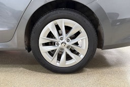 harmaa Skoda Octavia 2024 kuva 11.