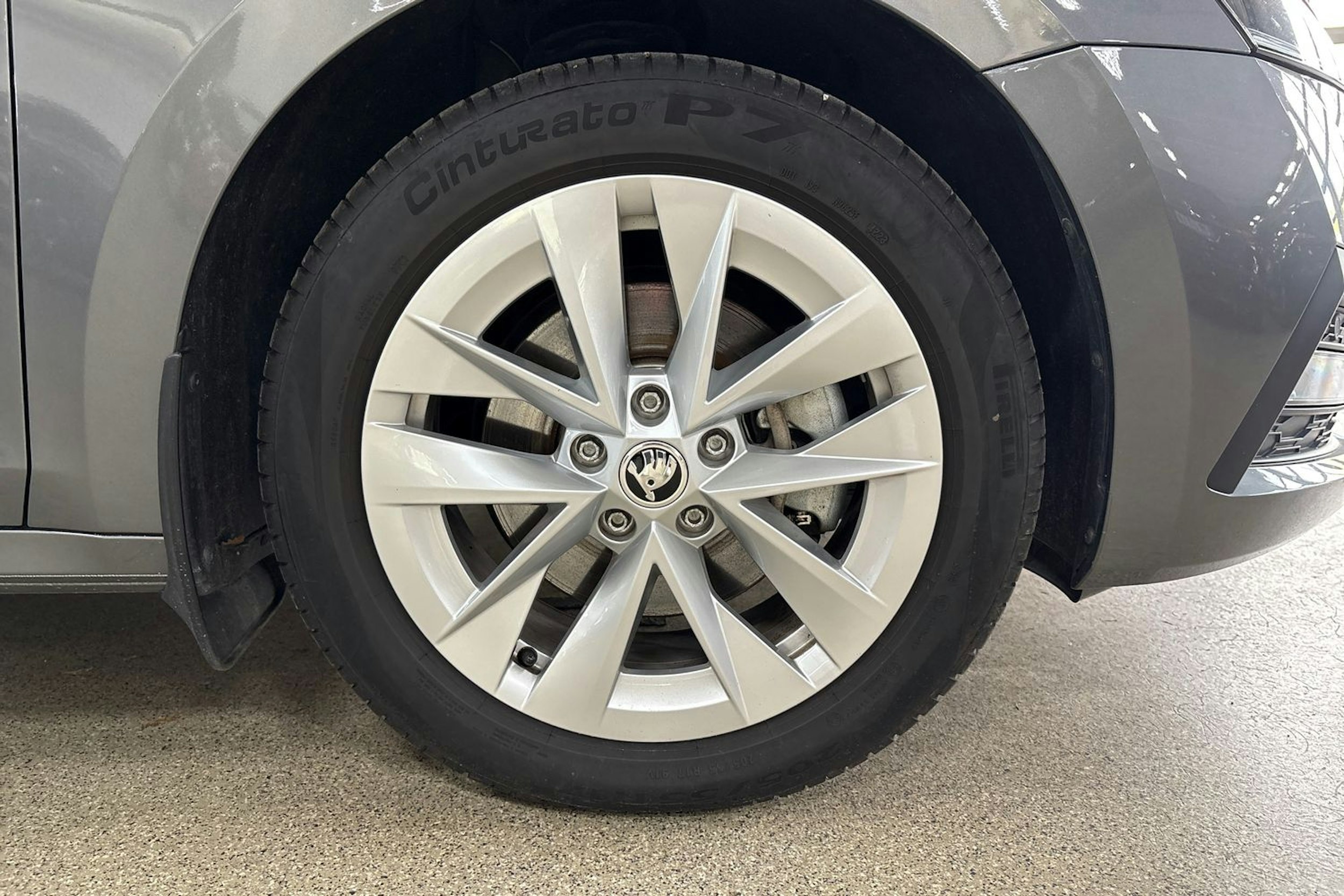 harmaa Skoda Octavia 2024 kuva 13.