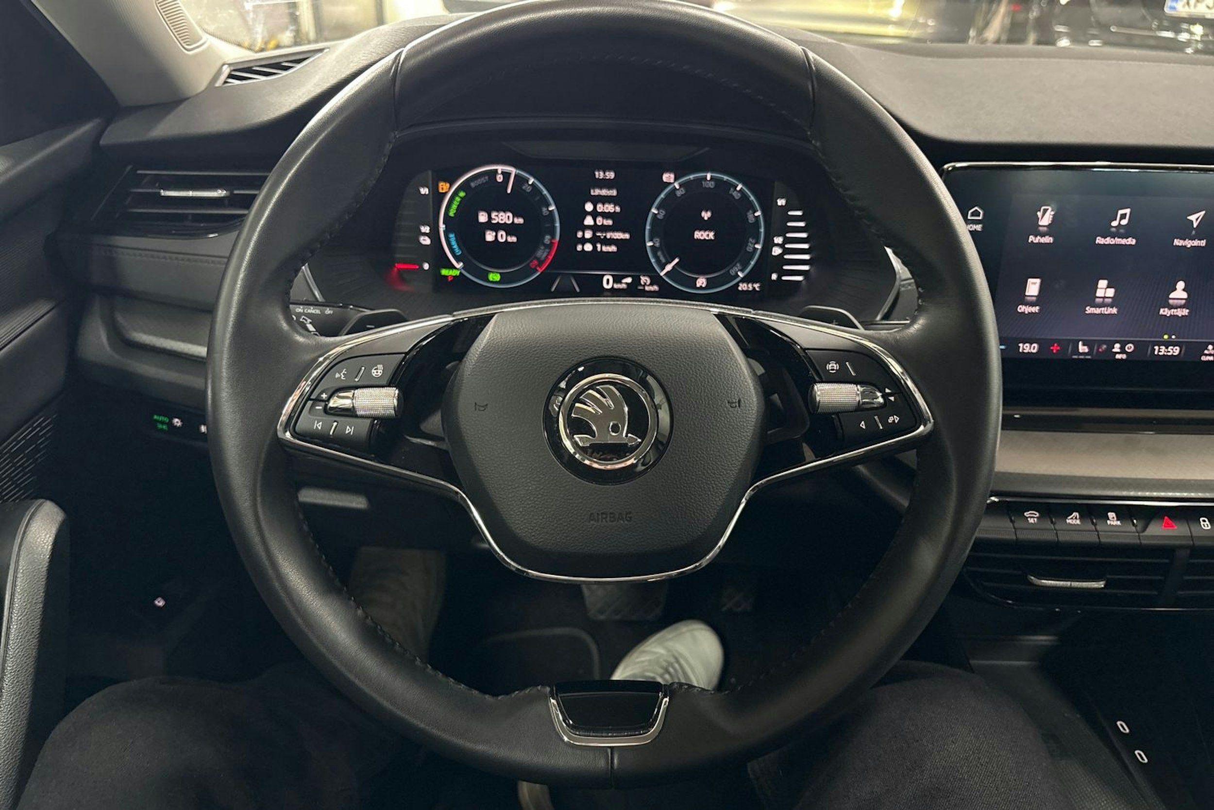 harmaa Skoda Octavia 2024 kuva 16.