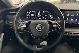harmaa Skoda Octavia 2024 kuva 16.