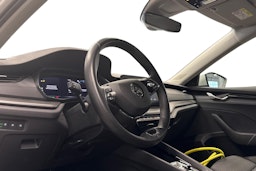 valkoinen Skoda Octavia 2024 kuva 3.