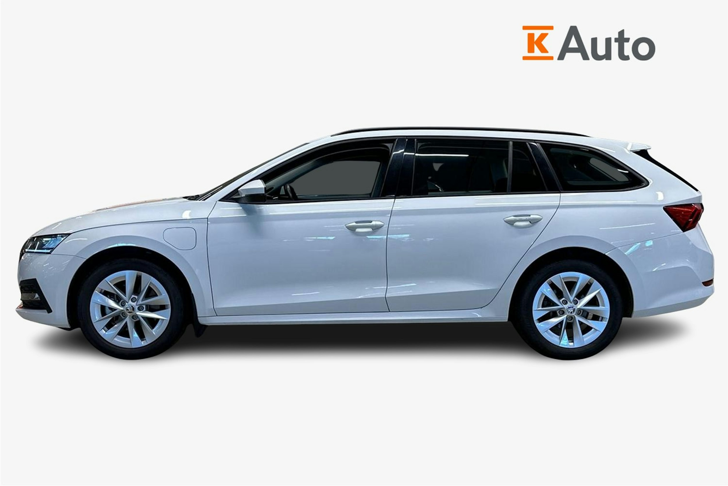 valkoinen Skoda Octavia 2024 kuva 6.
