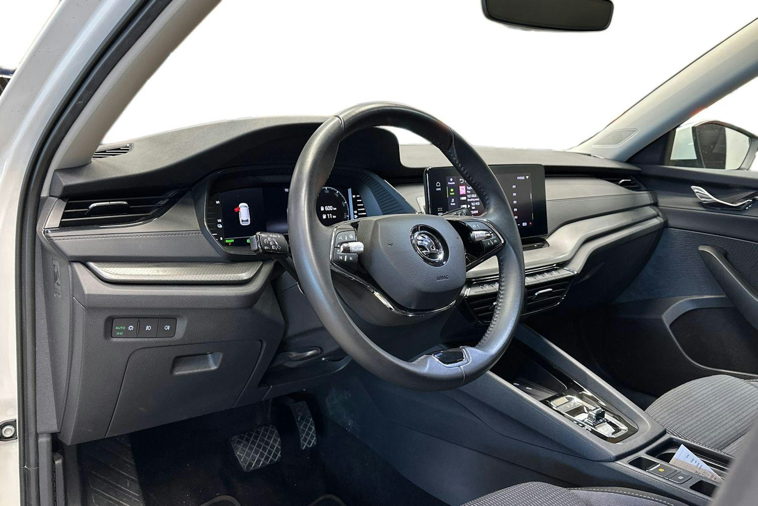valkoinen Skoda Octavia 2024 kuva 7.